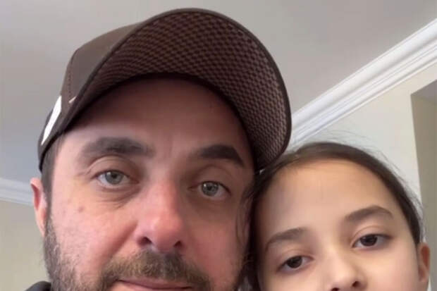 Демис Карибидис записал с дочерью видео, изобразив славянский пристальный взгляд