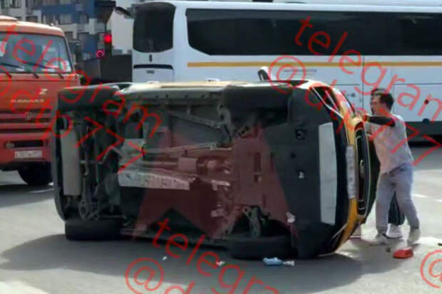 В Москве на видео попал Geely, который перевернулся на проезжей части