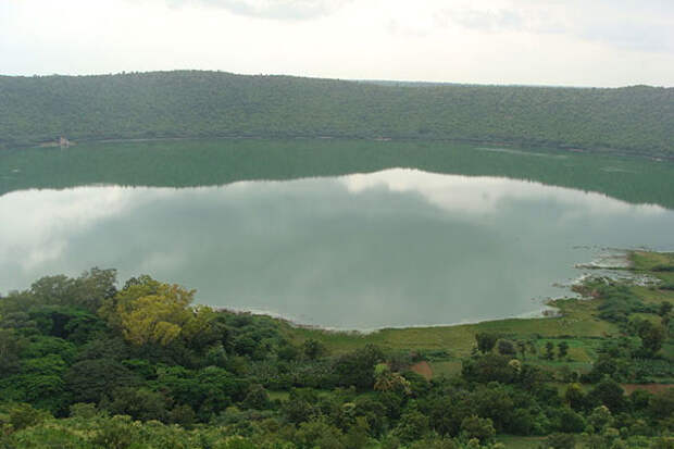 The Lonar lake crater (Махараштра, Индия)