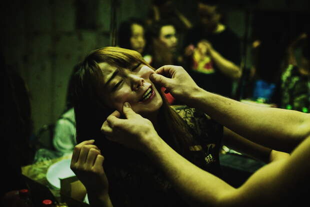 Когда воздух пропитан сексом: серия откровенных фотографий, сделанных в одном из ночных клубов Гонконга