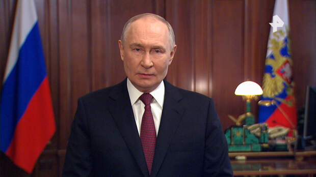 Путин поздравил россиян с Днем защитника Отечества