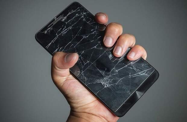 Создано стекло, «затягивающее» трещины на экранах в смартфонов