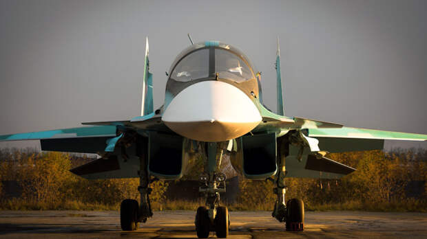 У Су-34 очень широкая кабина из-за того, что оба пилота сидят рядом, а не друг за другом. |Фото: voennoedelo.com. У Су-34 очень широкая кабина из-за того, что оба пилота сидят рядом, а не друг за другом. |Фото: voennoedelo.com.