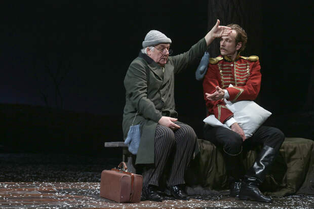 Александр Горбатов (справа) в спектакле<b> </b>«Повести Пушкина» («Станционный смотритель») театра имени Евгения Вахтангова