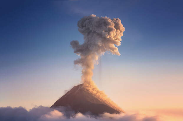 Ему удалось запечатлеть извержение вулкана под Млечным Путем в Гватемале 
