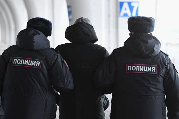 Буйный пассажир российского самолета заперся в туалете со связанными руками