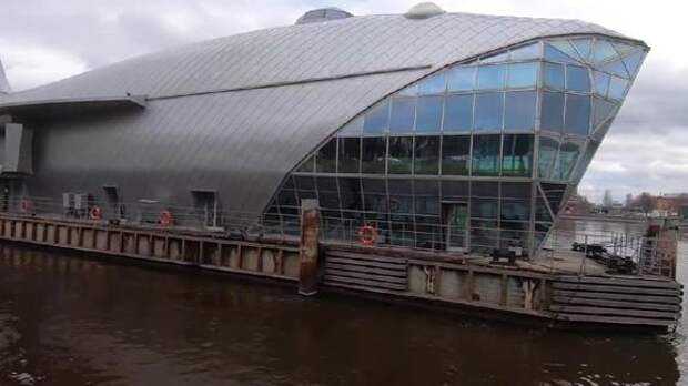 Ресторан «Серебряный кит» начал тонуть в Неве