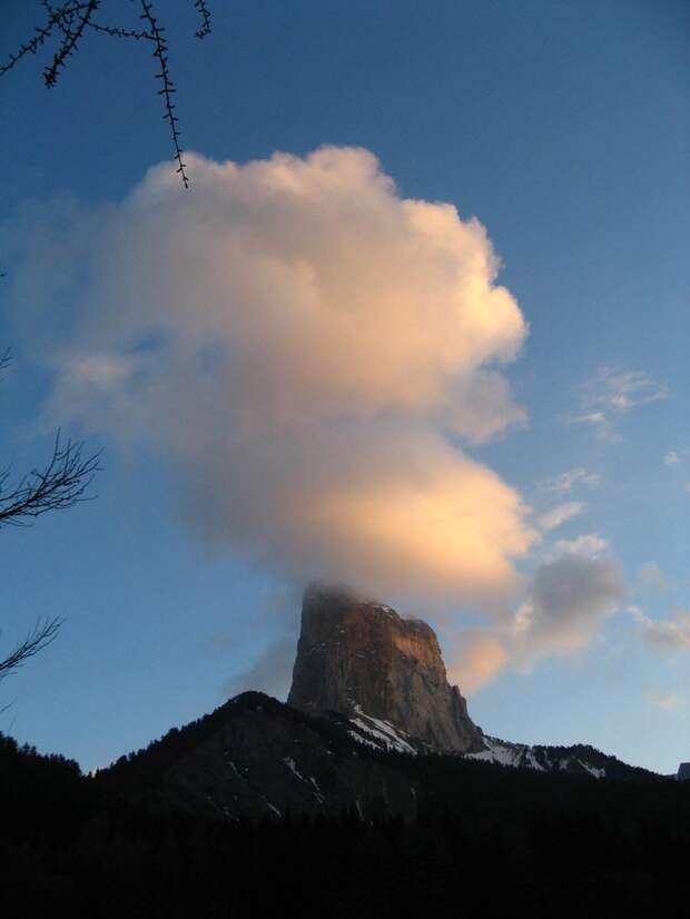 Одинокая вершина Mont Aiguille горы, франция, природа,