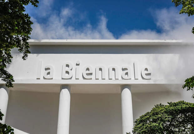 Жюри Венецианской биеннале уволилось в полном составе на фоне скандала с участием России