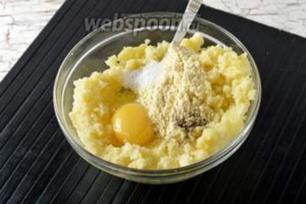 Соединить картофель с 1 яйцом, кукурузной мукой (2 ст. л.), солью (1 ч. л.) и чёрным молотым перцем (0,2 ч. л.). Хорошо перемешать.
