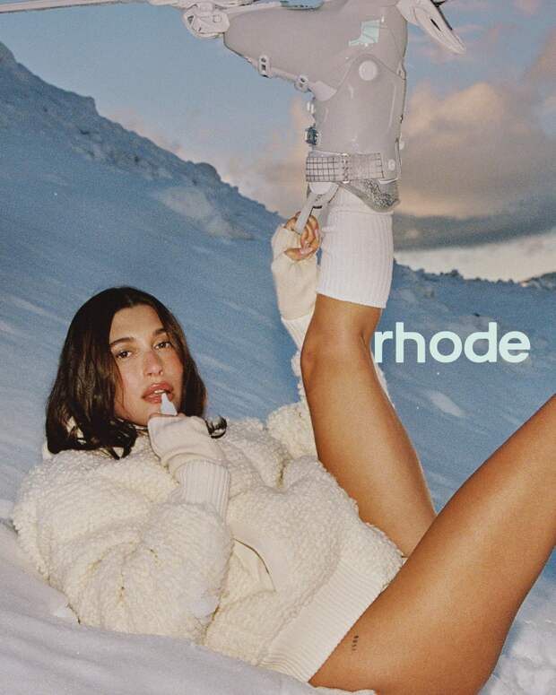 Хейли Бибер без штанов покаталась на лыжах для рекламы