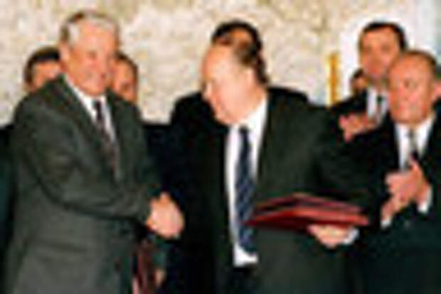 Президент России Борис Ельцин (слева) и председатель Верховного Совета Белоруссии Станислав Шушкевич, 7 декабря 1991 года