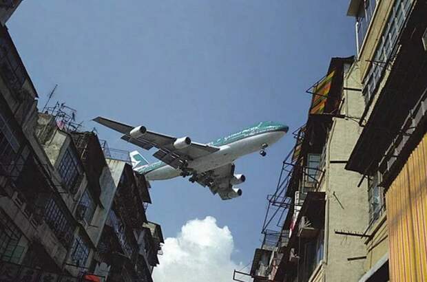 Самолёты здесь летали буквально над головами. /Фото: aviav.ru Самолёты здесь летали буквально над головами. /Фото: aviav.ru