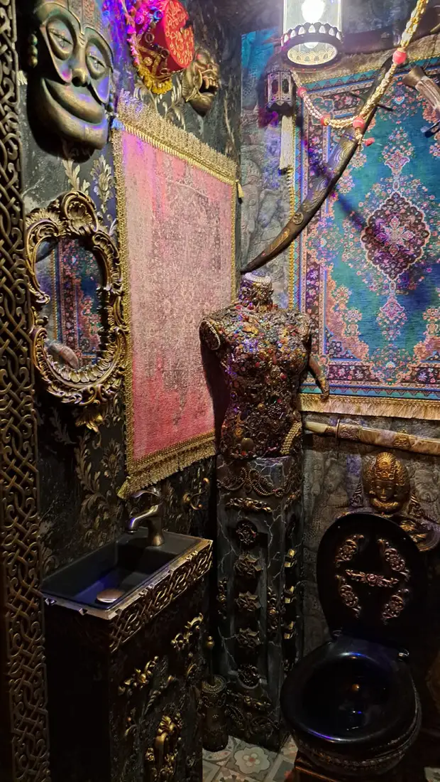 Сказочные туалеты на первом этаже