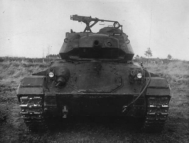 Характерной деталью нового американского танка был большой люк для демонтажа коробки передач в верхнем лобовом листе - Тест-драйв на излете ленд-лиза | Военно-исторический портал Warspot.ru