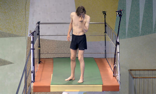 Десятиметровая вышка в бассейне: пугающий эксперимент над психикой. Видео