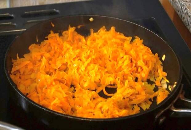 На сковороде обжариваем лук и морковь до готовности гречка, еда, каша, кулинария, кулинарное шоу, рецепт