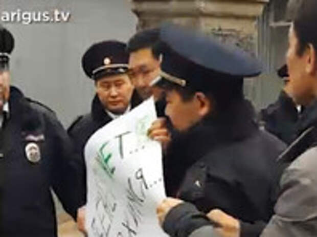 В Улан-Удэ, куда приехал премьер-министр Дмитрий Медведев, задержаны молодые люди, которые пытались встретить политика с плакатами "Денег нет. Держимся. Настроение плохое" и "Ушёл из школы в бизнес. Прогорел. Спасибо"