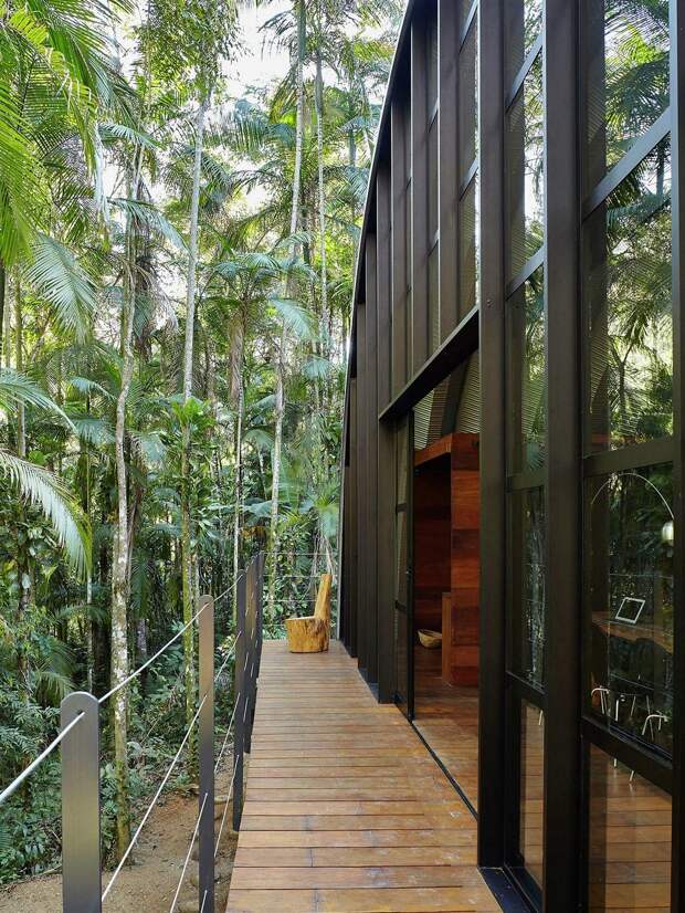 Модульный арочный дом в тропическом лесу Бразилии