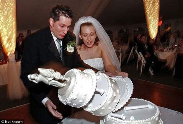 Свадебные фото, которые не войдут в альбом: от разваливающихся тортов до конфузов невест свадьбы, юмор