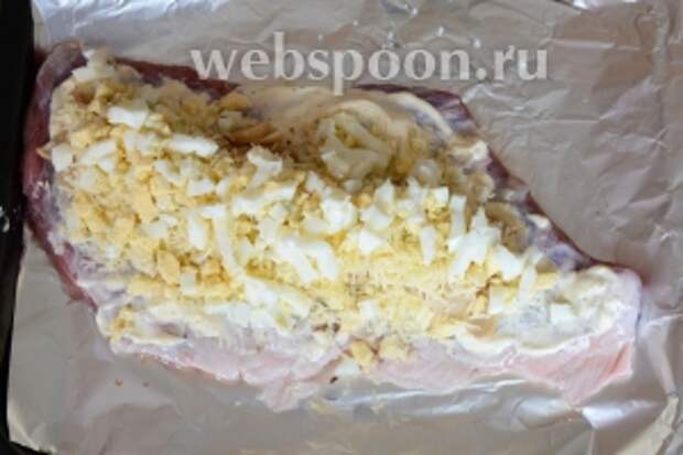 Кладём нарезанные яйца.