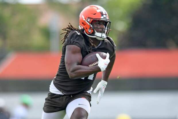surprising-cleveland-browns-player-holding-in-training-camp