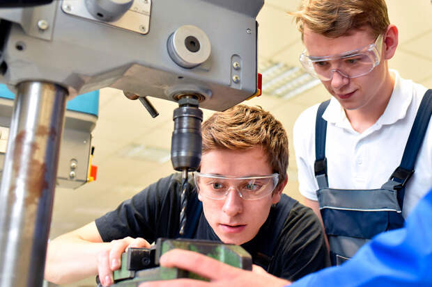 Депутат Смолин назвал ЕГЭ одной из причин массового ухода учеников в колледжи