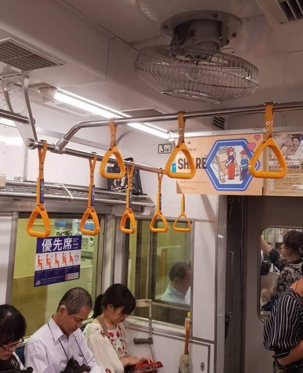 В некоторых вагонах метро нет кондиционера, зато имеется потолочный вентилятор