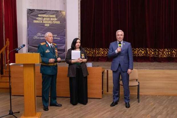 Эдуард Кузнецов почтил память героев СВО на фотовыставке «Свет души моей»