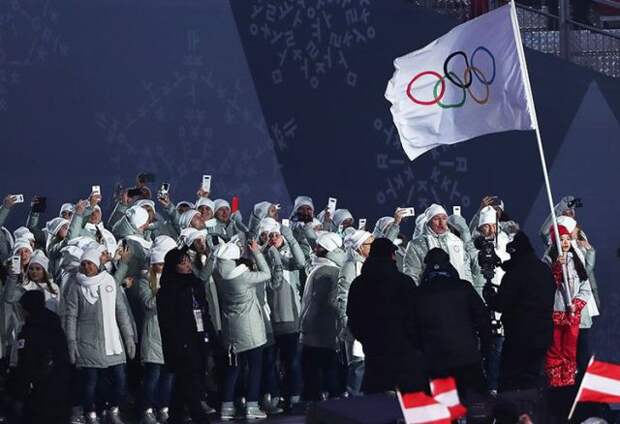 МОК не позволил сборной России пройти под своим флагом на церемонии закрытия ОИ