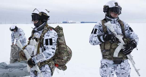 Российские десантники первыми в мире прыгнули с 10 км в Арктике