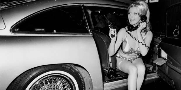 Aston Martin DB5, автосалон в Нью-Йорке, апрель 1965 года автовыставка, девушки, девушки и авто, ретро фото