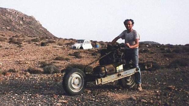 В 1993 году машина парня сломалась посреди пустыни.