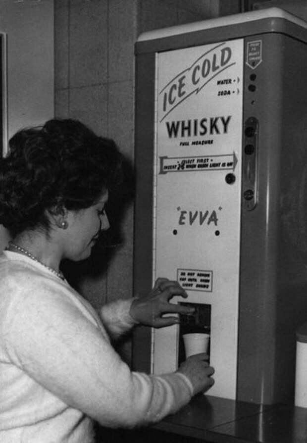 Автомат по разливу виски с возможностью разбавить его содовой. 50-е, СССР, автомат, автомат газировкой, автомат для газировки, продажа, торговля