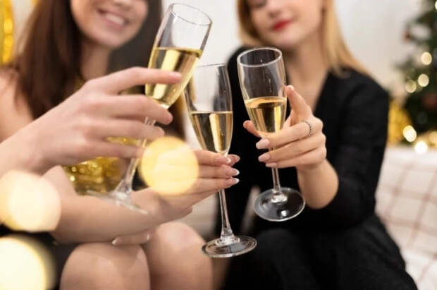 Врач Кондрахин сказал, можно ли пить шампанское с пеплом новогодних записок