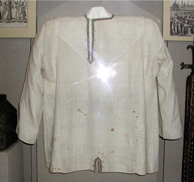 Рис 10. Рубаха XVII века из ГИМа