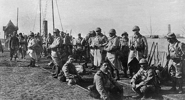 Французские солдаты на набережной в Салониках. Греция. 1915 год.