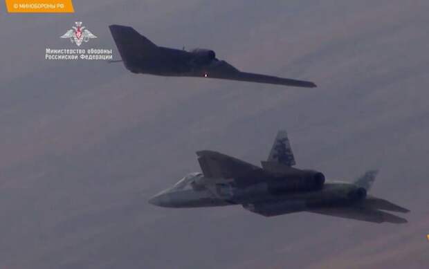 Учебное бомбометание с БПЛА С-70БПЛА С-70: «Охотник» выходит на охоту Скоро завершится период разработки, испытаний и доработки перспективного тяжёлого разведывательно-ударного беспилотника С-70...-8