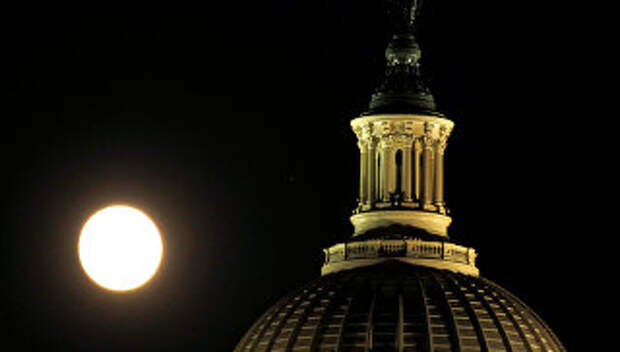 Луна над Капитолиемв Вашингтоне, США