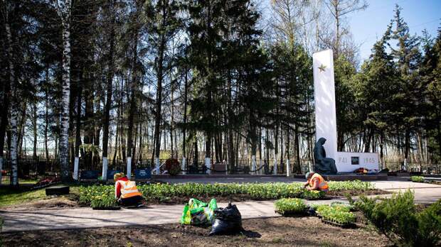 Военные памятники Солнечногорска украсили 10 тысячами цветов