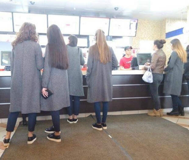 Издержки моды девушки, куртка, одежда, платье, прикол, точь-в-точь, юмор