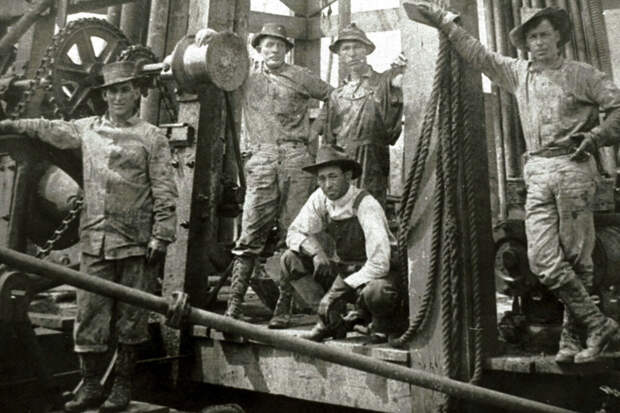 Рабочие нефтеперерабатывающего завода, принадлежащего Джону Рокфеллеру, 1922 год.