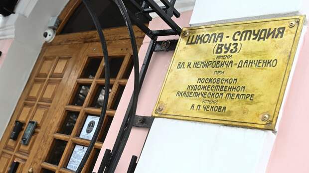 «Желаю удачи и терпения»: Богомолов попросил освободить его от должности и. о. ректора Школы-студии МХАТ