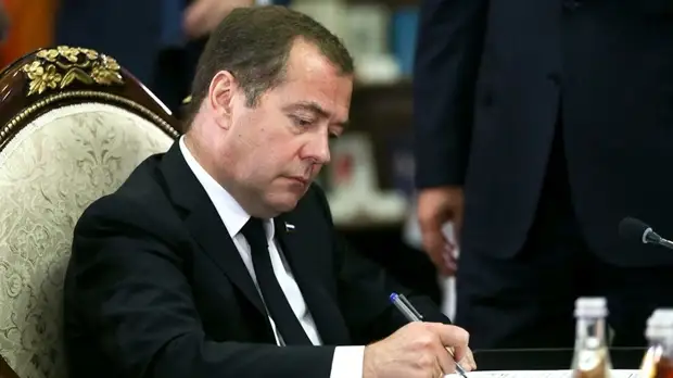 Медведев прибыл в Туркменистан