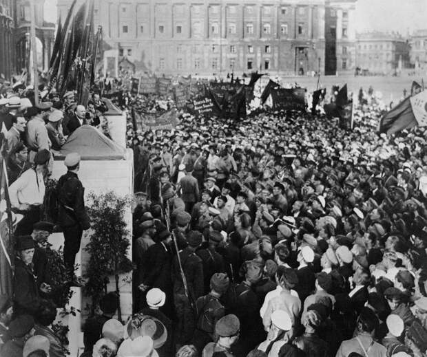 1920. Ленин произносит речь на митинге. Петроград.