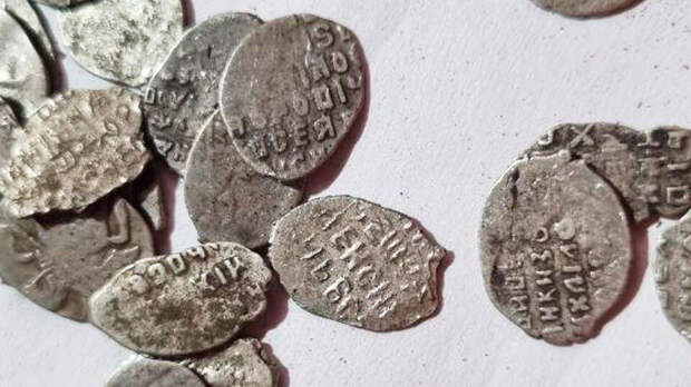 В Москве обнаружили сосуд со старинными серебряными монетами