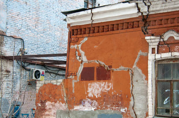 В Екатеринбурге у здания одного из общежитий обвалилась часть стены