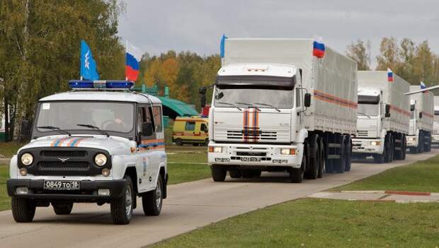 Украинские таможенники начали оформление первых 4 машин конвоя из РФ Украинские таможенники начали оформление первых 4 машин конвоя из РФ
