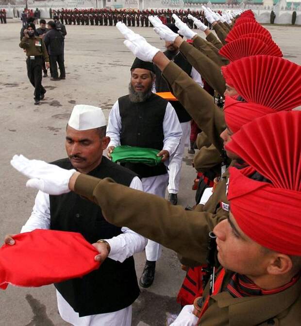 Присяга новобранцев Джамму-и-Кашмирской лёгкой пехоты. Каждый присягает на своём священном писании - Догры, кумаоны, гархвалы… | Военно-исторический портал Warspot.ru