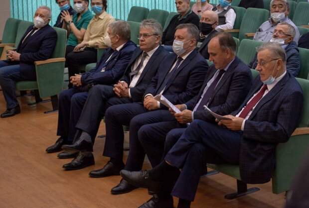 Иркутские ученые рассказали о недофинансировании и нехватке кадров на встрече с президентом РАН